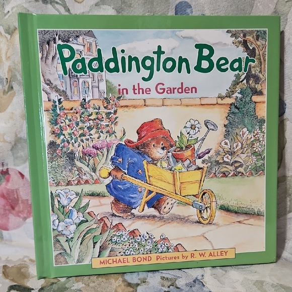 PADDINGTON BEAR IN THE GARDEN by Michael Bond - Hardcover - 2002 - 40 Pages - Picture 1 of 4